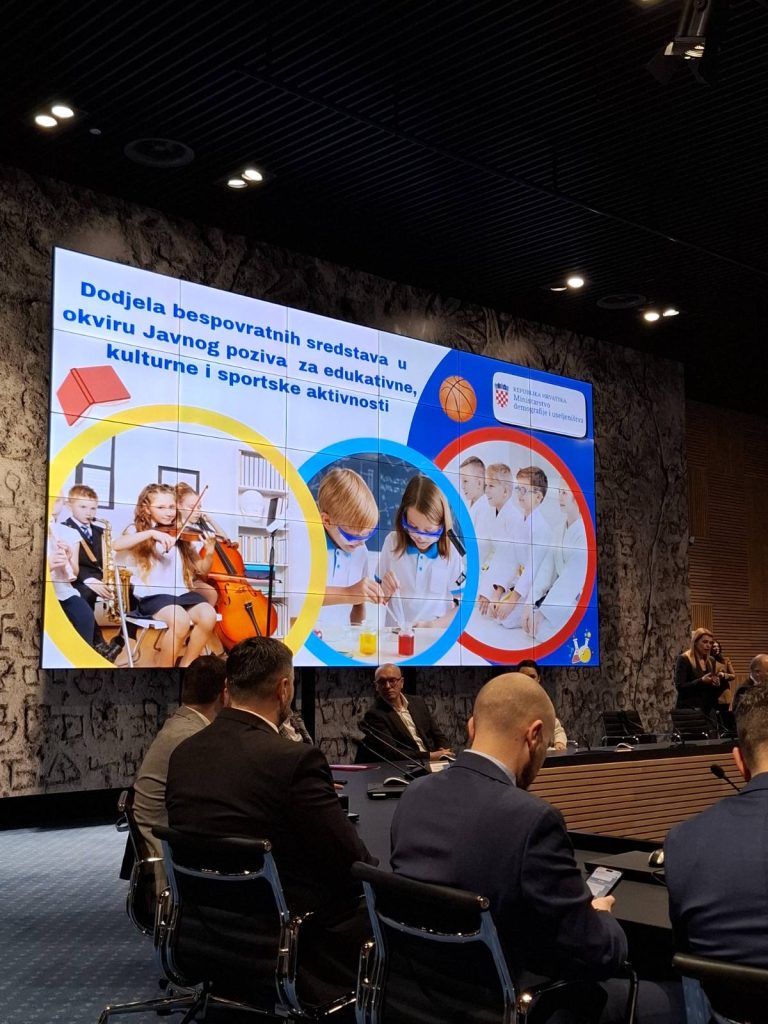 Općinski načelnik potpisao ugovor s Ministarstvom demografije i useljeništva o financiranju projekta "Pametna sela rastu uz veselu djecu"