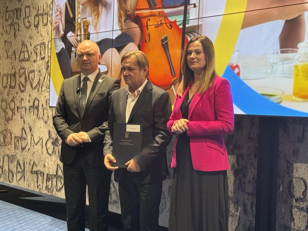 Općinski načelnik potpisao ugovor s Ministarstvom demografije i useljeništva o financiranju projekta "Pametna sela rastu uz veselu djecu"